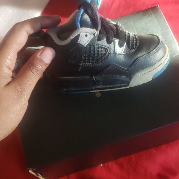 Jordan 4s - Picture 2 of 4